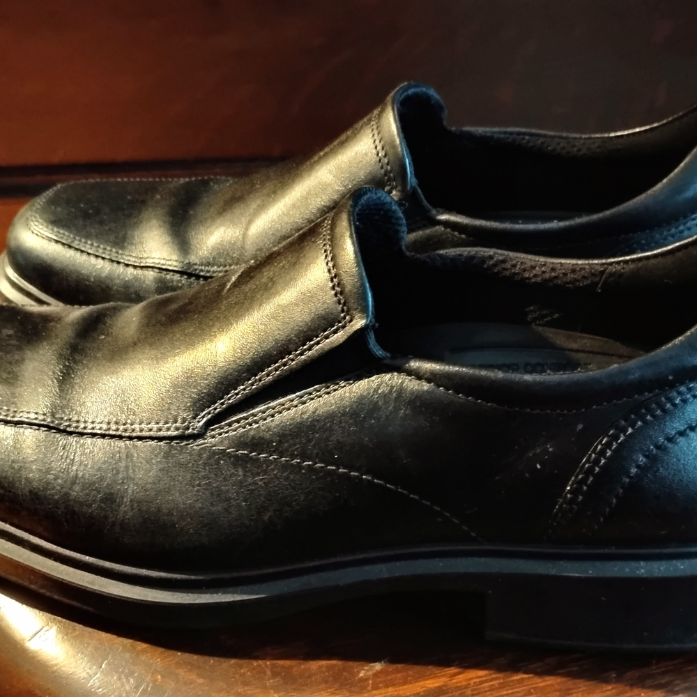 Ecco Men's Classic Black Leather Loafers